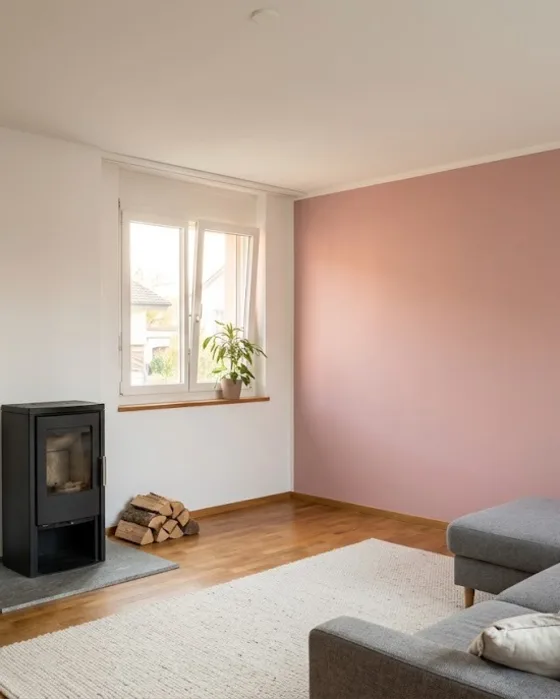 Visualisierung: Wohnzimmer mit altrosa Akzentwand, Schwedenofen und grauem Sofa